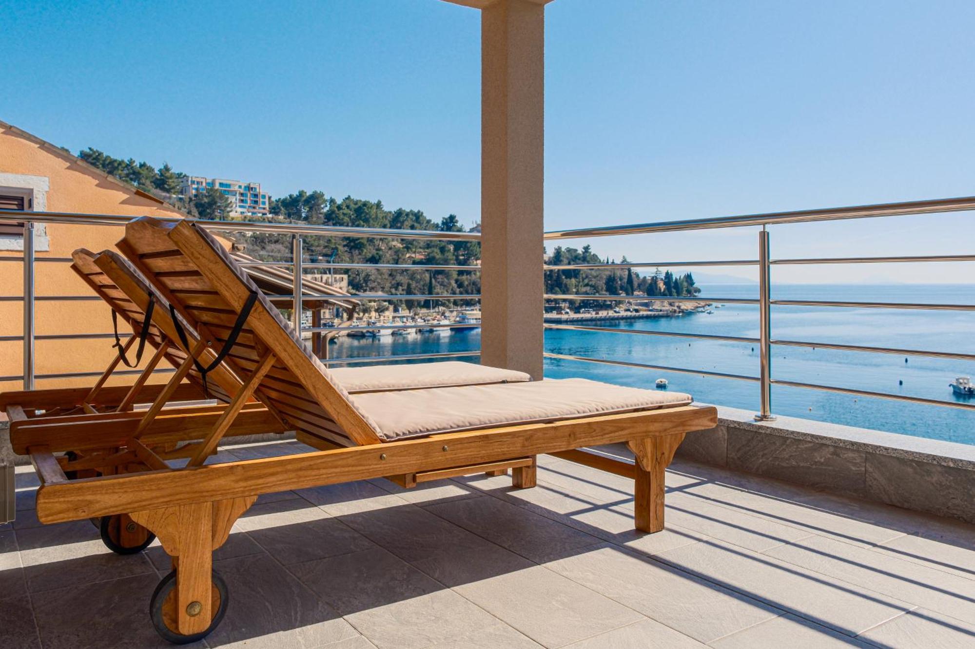 Seafront 2-Bedroom Apartment Nika - Rabac Exterior photo